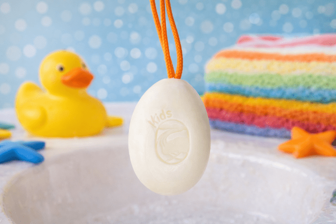 Savon galet sur corde pour ENFANT au Lait de Chèvre et Beurre de Karité 100g