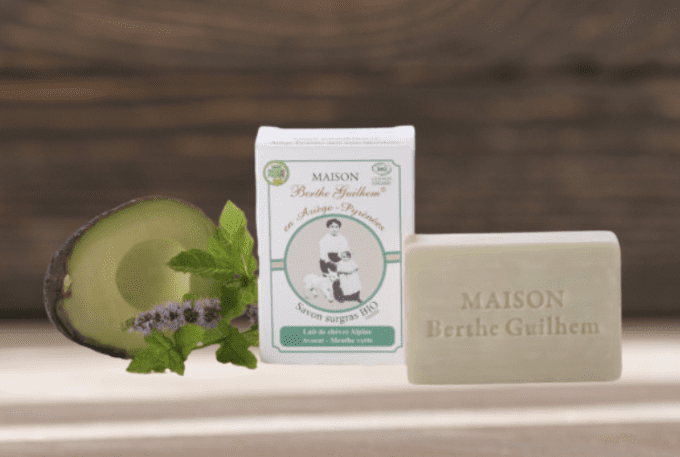 Savon certifié BIO sans huile de palme au lait de chèvre - AVOCAT & MENTHE
