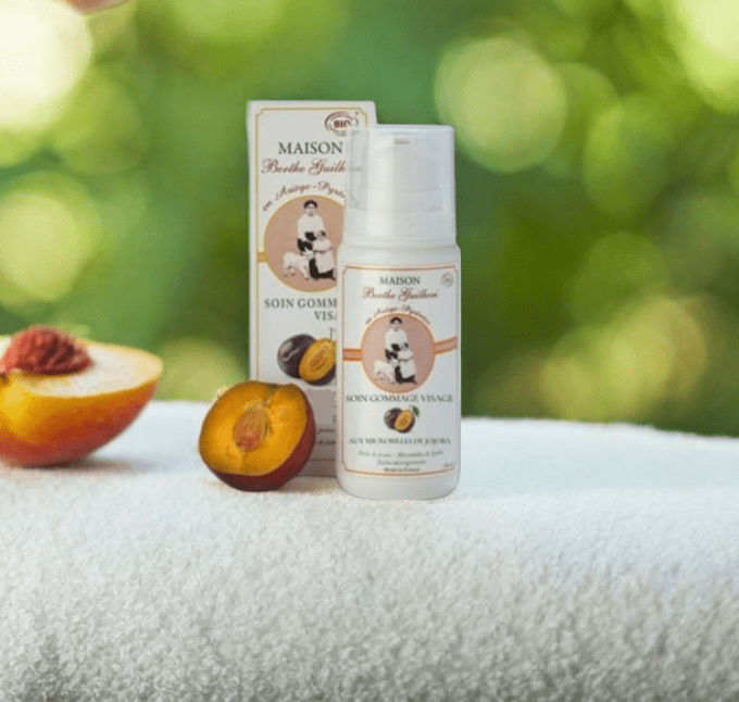 Soin gommage visage aux microbilles de jojoba			 			